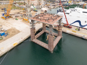 Από αριστερά: ο κ. Patrick Mauffrey, Project Director USSPS για τη Naval Group, Αντώνης Πέππας, Διευθύνων Σύμβουλος της ΕΤΜΕ
