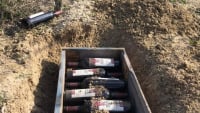 Οινοποιία Domaine Agrovision: &quot;Θάβει&quot; μπουκάλια κρασιού στα αμπέλια για υπεδάφια παλαίωση
