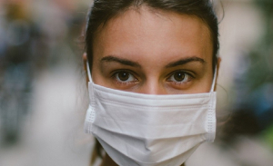 Σύσταση στους κατοίκους της Αττικής για χρήση μάσκας λόγω επιβλαβών σωματιδίων από τις φωτιές