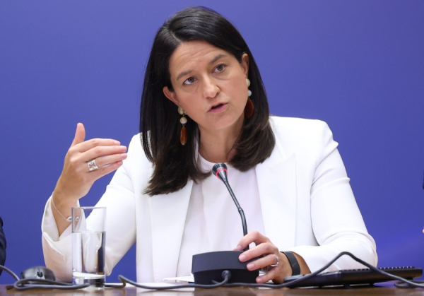 Ν. Κεραμέως: Ποιοι κερδίζουν από τα 920 ευρώ, τι αλλάζει σε μισθούς και ψηφιακή κάρτα εργασίας