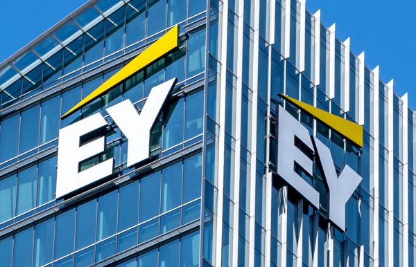 Η EY φέρνει την AI στον πυρήνα των ελεγκτικών υπηρεσιών της