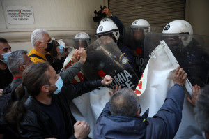 Υπoυργείο Υγείας: Ένταση και χημικά μεταξύ εργαζομένων στα νοσοκομεία και ΜΑΤ