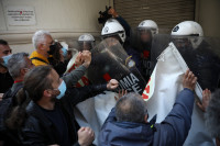 Υπoυργείο Υγείας: Ένταση και χημικά μεταξύ εργαζομένων στα νοσοκομεία και ΜΑΤ