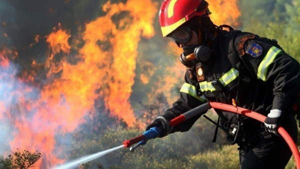 Φωτιά και στο Μαρκόπουλο ανάμεσα σε σπίτια
