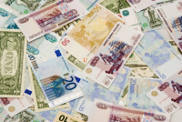 Το ευρώ υποχωρεί 0,46%, στα 1,0365 δολάρια