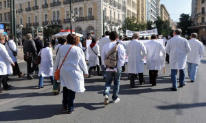 Γιατροί και νοσηλευτές των δημόσιων νοσοκομείων συμμετέχουν στην αυριανή 24ωρη απεργία