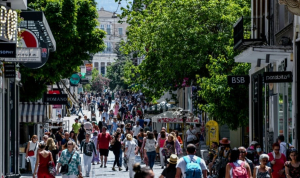 Έρευνα Plum: Το καλοκαίρι αυξάνει τις δαπάνες και μειώνει τις αποταμιεύσεις των Ελλήνων