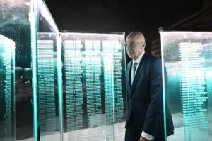 Χθες πραγματοποιήθηκαν τα αποκαλυπτήρια του μνημείου ευγνωμοσύνης των Ενόπλων Δυνάμεων στους νεκρούς τους από τον κ. Δένδια