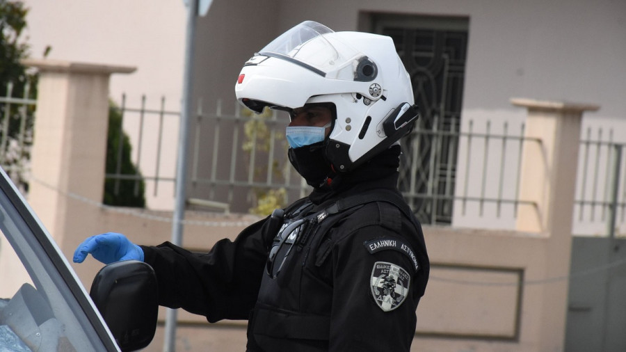 Θεσσαλονίκη: Νεαρός έφτυσε αστυνομικούς σε έλεγχο