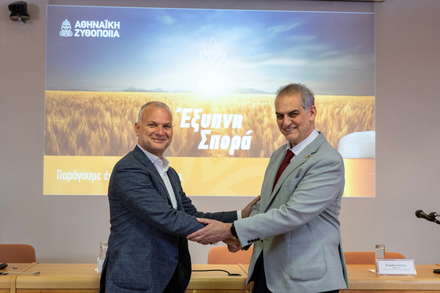 Από αριστερά: Αλέξανδρος Δανιηλίδης, Διευθύνων Σύμβουλος, Αθηναϊκή Ζυθοποιία, Σπυρίδων Κίντζιος, Πρύτανης, Γεωπονικό Πανεπιστήμιο Αθηνών.