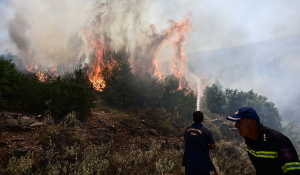 Ρόδος: Εκκενώνονται τρία χωριά και ένα ξενοδοχείο - Ανεξέλεγκτες οι φλόγες