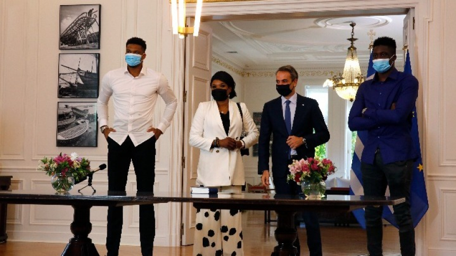 Παρουσία Μητσοτάκη η τιμητική πολιτογράφηση της μητέρας και του αδελφού του Γιάννη Αντετοκούνμπο