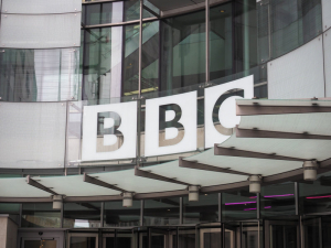 Το BBC ανακοίνωσε την επαναλειτουργία των αγγλόφωνων υπηρεσιών του στη Ρωσία