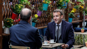 Γαλλία: Ο Μακρόν πήγε για καφέ κοντά στο Ελιζέ