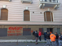 Συμβολική κατάληψη του ΣΕΒ από εργαζόμενους στις προβλήτες της Cosco (ΕΝΕΔΕΠ)