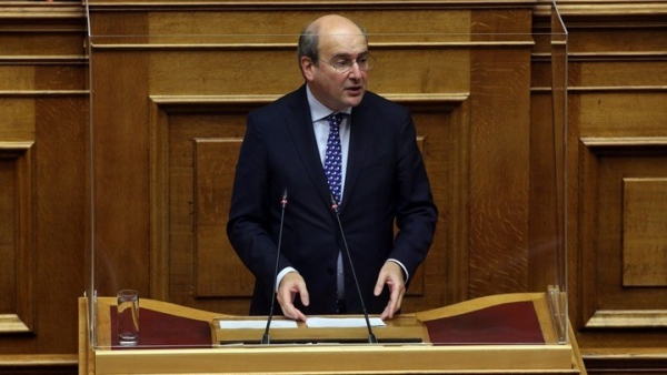 Χατζηδάκης σε Τσίπρα: «Επιχειρήματα καφενείου, εθισμός στο ψέμα»