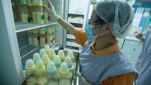 Τοξίνη στα βρεφικά γάλατα: Σφίγγει τα όρια η Ευρώπη, μαζικές ανακλήσεις