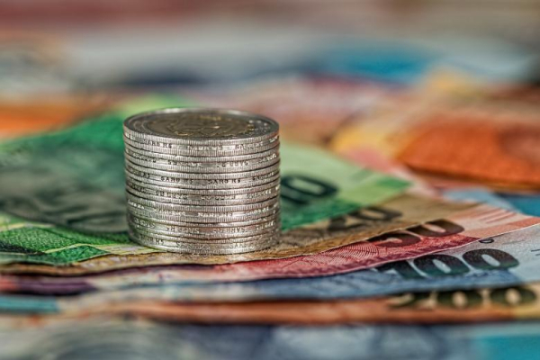Το ευρώ ενισχύεται 0,67%, στα 1,0489 δολάρια