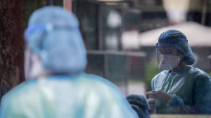 Ιικό φορτίο: Πτωτικές ή σταθεροποιητικές τάσεις στα αστικά λύματα σε 10 από τις 11 περιοχές που ελέγχονται από τον ΕΟΔΥ