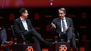 Από αριστερά Παναγιώτης Καραγιάννης, Συνιδρυτής και CEO της MoveoAI, Κυριάκος Μητσοτάκης, Πρωθυπουργός της Ελλάδας