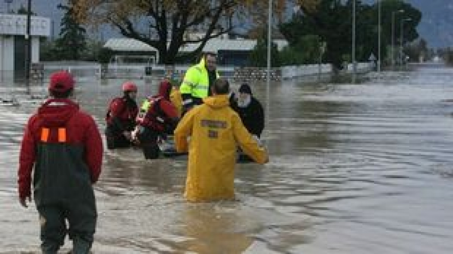 Λαμία: «Φούσκωσε» ο Σπερχειός - Απεγκλωβίζουν κατοίκους με βάρκες