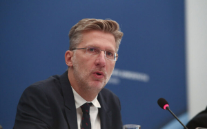 Σκέρτσος: Η Νέα Δημοκρατία θέλει ένα ντιμπέιτ με τους πέντε αρχηγούς