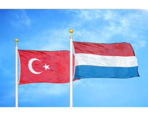 Τουρκία: Η Άγκυρα διαμαρτυρήθηκε στον Ολλανδό πρεσβευτή για το σκίσιμο του Κορανίου σε διαδήλωση στη Χάγη