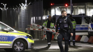 Σε αναστολή οι πτήσεις στο αεροδρόμιο του Αμβούργου - Ένοπλος πατέρας κρατά όμηρο το παιδί του