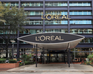 L'Oréal: Υπέγραψε αποκλειστική συνεργασία με τον Οίκο JACQUEMUS