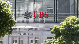 UBS: Προς κατάργηση 35.000 θέσεων εργασίας μετά την εξαγορά της Credit Suisse