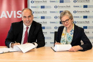 Κατά την υπογραφή της σύμβασης, ο Ανδρέας Ταπραντζής, Διευθύνων Σύμβουλος της Avis Greece και η Charlotte Ruhe Διευθύνουσα Σύμβουλος της EBRD Κεντρικής και Νοτιοανατολικής Ευρώπης