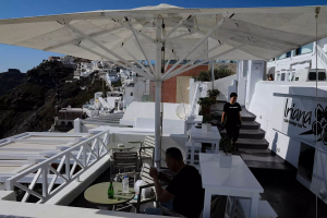 FT: Απειλεί την οικονομική ανάκαμψη της Ελλάδας η έλλειψη εργαζομένων στον τουρισμό