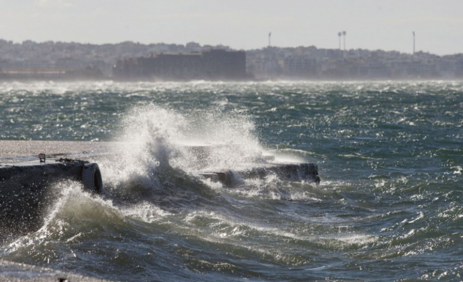 Σε εξέλιξη το νέο κύμα κακοκαιρίας με βροχές και θυελλώδεις νοτιάδες