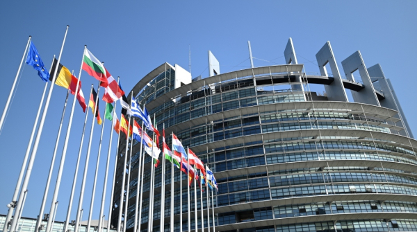 ΕΚ: «Πράσινο φως» σε νέους κανόνες για μείωση της σπατάλης υφασμάτων και τροφίμων
