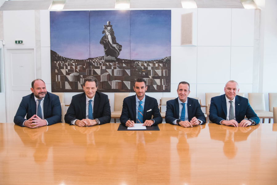 Από αριστερά Νίκος Μαντζούφας, Διοικητής της Ειδικής Υπηρεσίας Συντονισμού του Ταμείου Ανάκαμψης, ο κ. Θόδωρος Σκυλακάκης, Αναπληρωτής Υπουργός Οικονομικών, ο κ. Χάρης Σπυριδάκης της Spyridakos Group ΙΚΕ, ο κ. Ισίδωρος Πάσσας, Γενικός Διευθυντής Retail Banking της Alpha Bank και ο κ. Σπύρος Ρεντετάκος, Διευθυντής Τραπεζικής Μικρών Επιχειρήσεων της Alpha Bank..