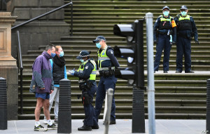 Κορονοϊός: Η διστακτικότητα για τον εμβολιασμό μετατρέπει τους Αυστραλούς σε "εύκολους στόχους"