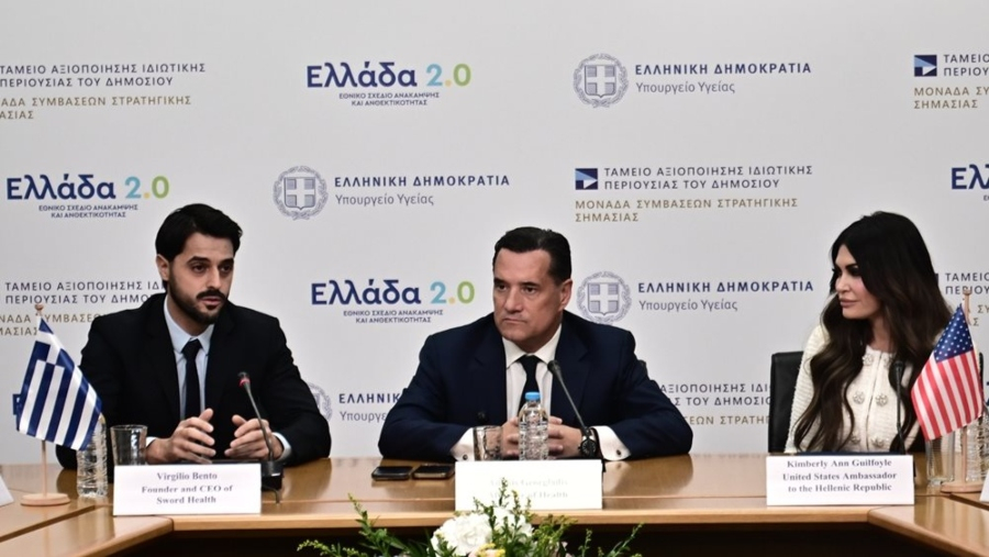 Από αριστερά, ο ιδρυτής της Sword Health, Virgilio Bento, ο υπουργός Υγείας Άδωνις Γεωργιάδης και η πρέσβειρα των ΗΠΑ Κίμπερλι Γκίλφοϊλ