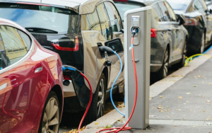 Το ελλιπές δημόσιο δίκτυο φόρτισης των ηλεκτρικών αυτοκινήτων της ΕΕ επηρεάζει την επίτευξη των στόχων μείωσης του CO2