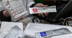 Στα ράφια των 11.000 φαρμακείων τα self tests