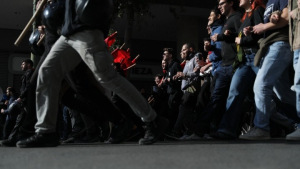 Επεισόδια έξω από τη Νομική - Τραυματίστηκε ελαφρά ένας αστυνομικός