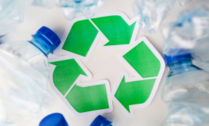 Οι κολοσσοί αναψυκτικών υποχωρούν στους στόχους για το ανακυκλωμένο πλαστικό