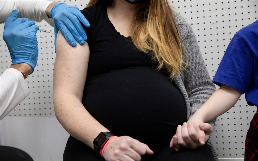 Μεγαλύτερος κίνδυνος επιπλοκών για τις εγκύους που νοσούν από κορονοϊό