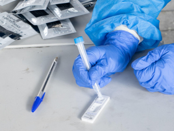 Ο ΕΟΔΥ πραγματοποιεί δωρεάν Rapid Test σε εμπορικούς δρόμους