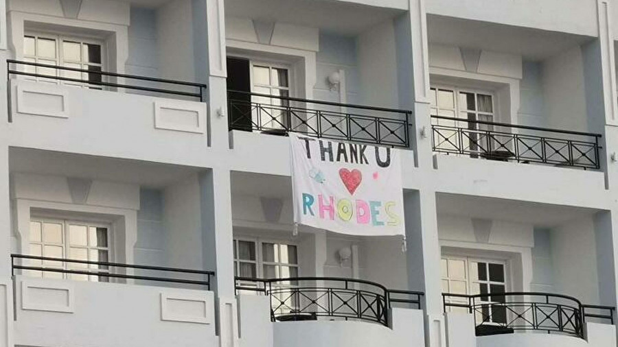 Ολοκληρώθηκε το "Πείραμα της Ρόδου": Επιστρέφουν οι 189 Ολλανδοί τουρίστες - Κρέμασαν πανό "Ευχαριστούμε"