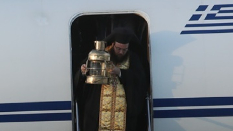 Στα Ιεροσόλυμα βρίσκεται η ελληνική αποστολή που θα μεταφέρει στην Ελλάδα το Άγιο Φως