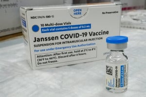 ΗΠΑ: Τα CDC εντόπισαν 28 περιστατικά θρομβώσεων μετά τη χορήγηση του εμβολίου της J&amp;J
