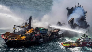 Φόβοι για μεγάλη οικολογική καταστροφή στη Σρι Λάνκα από πλοίο κοντέινερ που κινδυνεύει να βυθιστεί