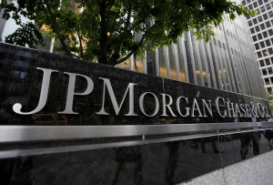 JP Morgan: Το πολιτικό σκηνικό στοιχίζει την επενδυτική βαθμίδα στην Ελλάδα
