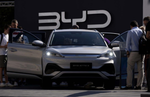 Η BYD σε τροχιά να ξεπεράσει σε πωλήσεις ηλεκτρικών οχημάτων την Tesla