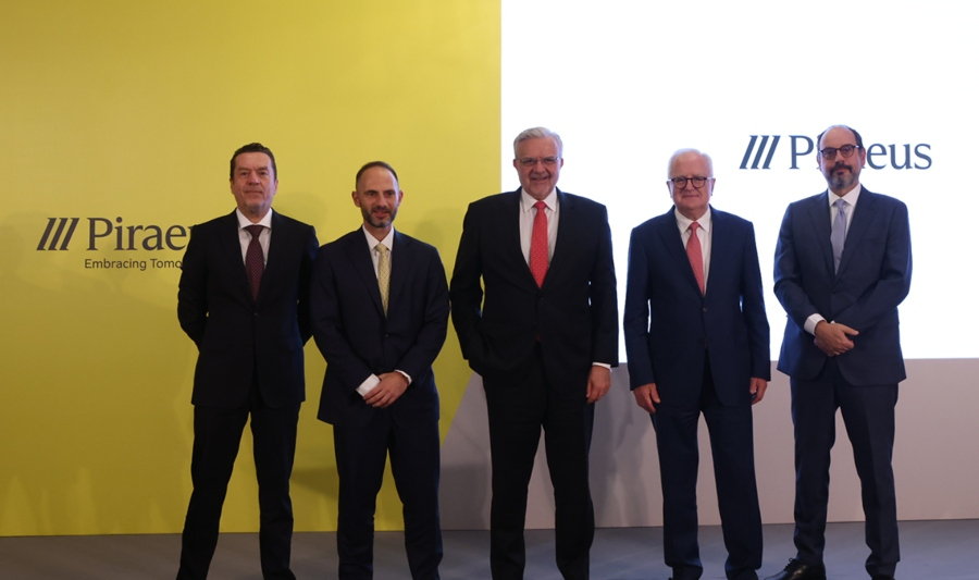 Aπό αριστερά: κ. Μάνος Δροσατάκης, CEO της IOLCUS Investments, μέλος του Ομίλου της Πειραιώς, Θοδωρής Τζούρος, Ανώτερος Γενικός Διευθυντής, Επικεφαλής Εταιρικής και Επιχειρηματικής Τραπεζικής της Πειραιώς, Χρήστος Μεγάλου CEO της Πειραιώς, Γιώργος Χαντζηνικολάου, Πρόεδρος Δ.Σ. της Πειραιώς και Ηλίας Λεκκός, Chief Economist της Πειραιώς.